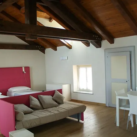 Palazzo Sacco Hostello 旅馆 弗萨诺